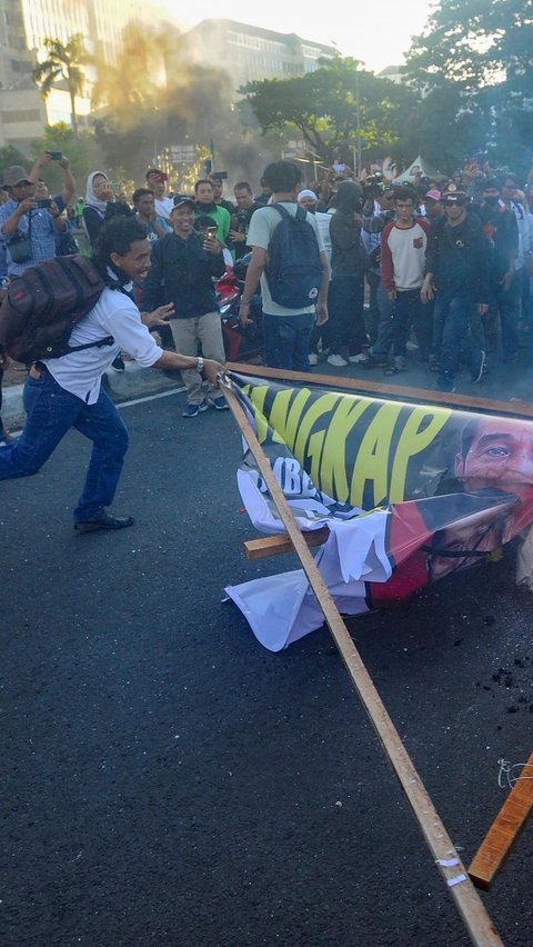 Saat itu suasana tampak berubah menjadi tegang. Beberapa demonstran terlihat nekat melakukan pembakaran. Foto: merdeka.com / Arie Basuki