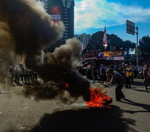 FOTO: Aksi Bakar Ban hingga Poster Warnai Demo Tolak Putusan MK di Patung Kuda