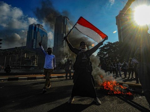 FOTO: Aksi Bakar Ban hingga Poster Warnai Demo Tolak Putusan MK di Patung Kuda