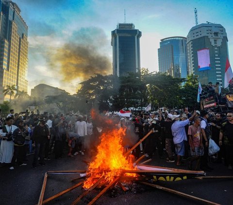 FOTO: Aksi Bakar Ban hingga Poster Warnai Demo Tolak Putusan MK di Patung Kuda