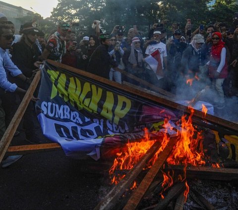 FOTO: Aksi Bakar Ban hingga Poster Warnai Demo Tolak Putusan MK di Patung Kuda