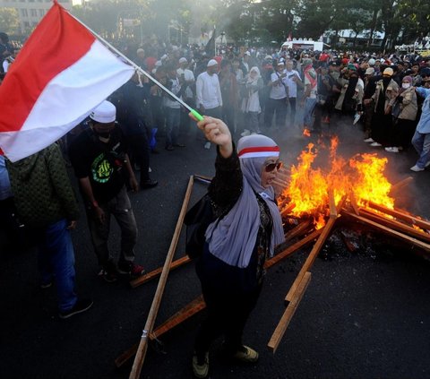 Pada pukul 17.15 sore hari, massa juga sempat berusaha menuju Istana Negara dengan melakukan aksi longmarch melalui jalan memutar, namun usaha mereka gagal karena mendapat adangan dari aparat kepolisian anti huru-hara yang sudah bersiaga di lokasi. Foto: merdeka.com / Arie Basuki