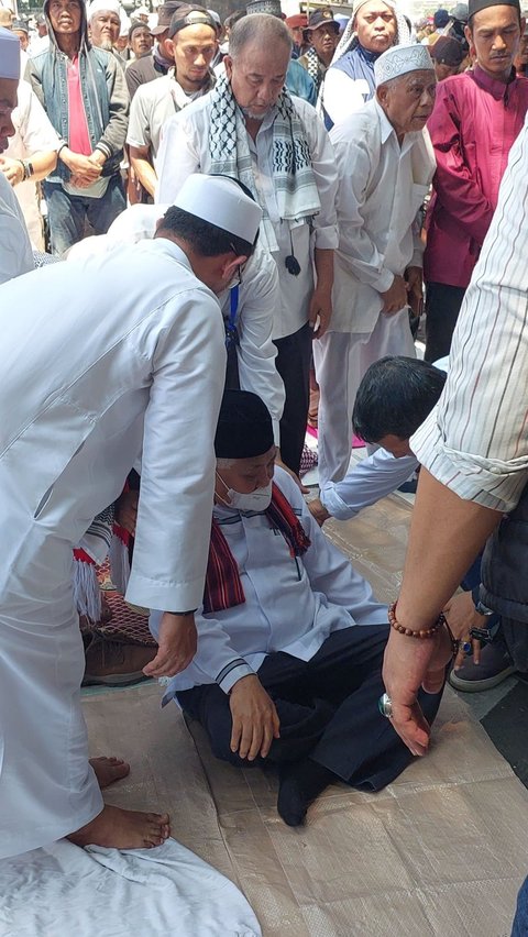 Din Syamsuddin Sempat Ambruk Saat Salat Zuhur di Lokasi Demo, Posisi Imam Digantikan Menantu Rizieq