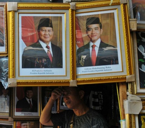 Pedagang di sejumlah pasar di Jakarta mulai memajang bingkai foto bergambar presiden dan wakil presiden terpilih 2024-2029 yakni Prabowo Subianto dan Gibran Rakabuming Raka di Pasar Baru Jakarta, Senin (22/4/2024). Foto: merdeka.com / Imam Buhori