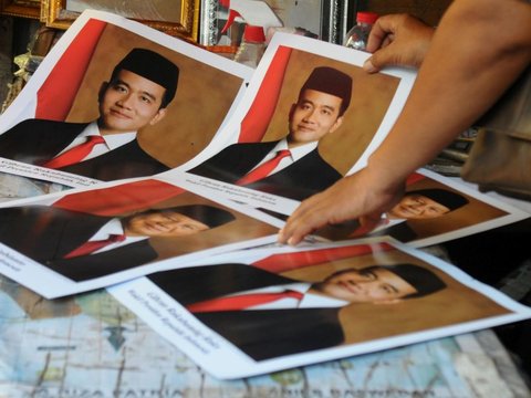 FOTO: Penampakan Bingkai Foto Presiden dan Wapres Bergambar Prabowo-Gibran Bertebaran di Pasaran Setelah MK Resmi Menolak Gugatan Pilpres