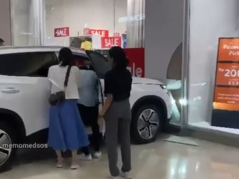 Viral Kid Playing in Exhibition Car Ends up Crashing into Mall Wall in North Jakarta