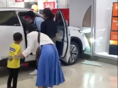 Viral Kid Playing in Exhibition Car Ends up Crashing into Mall Wall in North Jakarta