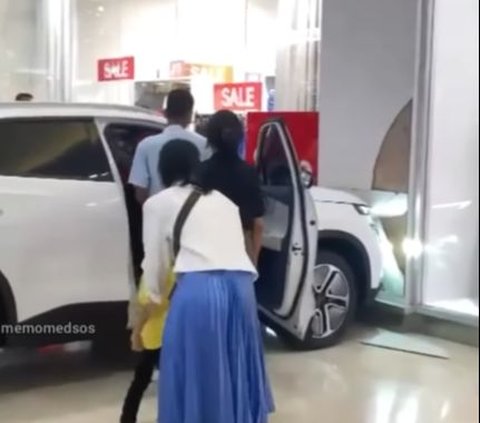 Viral Kid Playing in Exhibition Car Ends up Crashing into Mall Wall in North Jakarta