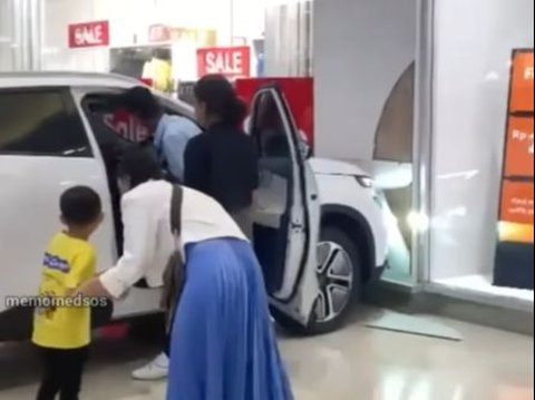 Viral Kid Playing in Exhibition Car Ends up Crashing into Mall Wall in North Jakarta