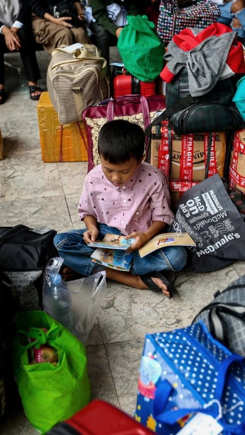 37.	Di Hari Buku Sedunia ini, mari kita bersyukur atas warisan intelektual yang diwariskan melalui buku-buku. Semoga semangat membaca kita terus menyala, menginspirasi, dan menerangi jalan kita menuju pengetahuan yang lebih luas.