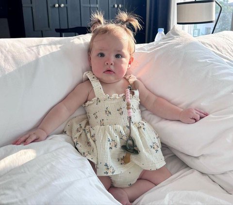 Cantik & Bule Banget, Potret Baby Kamari Putri Jennifer Coppen yang Menggemaskan dan Miliki Mata Bulat