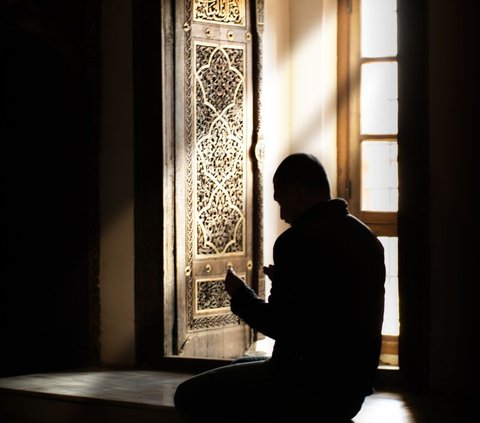 Arabic Repentance Prayer, Latin, and Meaning that Can Keep Away from the Torment of the Grave, Complete with its Virtues