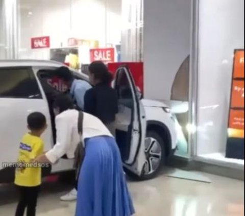 Begini Ending Mobil Pameran Listrik Chery Omoda E5 Nabrak Tembok Mall Gara-Gara Bocah