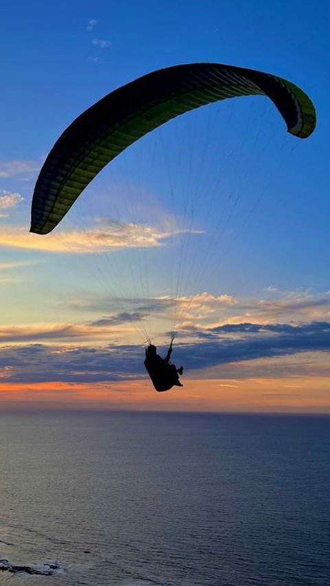 <b>7 Wisata Paralayang di Indonesia, Nikmati Pemandangan dari Atas Langit</b>