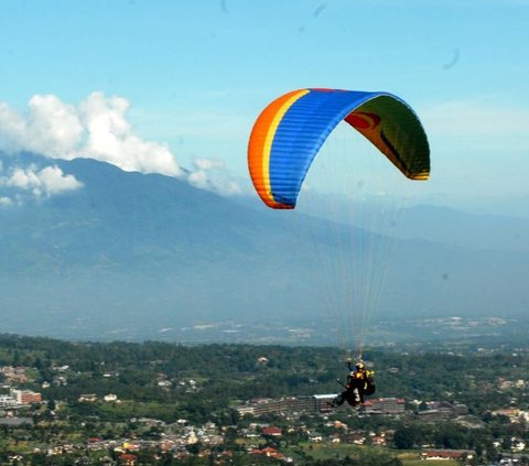 7 Wisata Paralayang di Indonesia, Nikmati Pemandangan dari Atas Langit