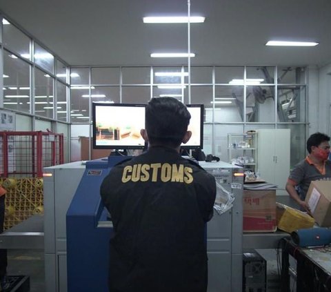 Viral Youth Buys Shoes from Abroad for Rp10 Million, Taxed Rp31 Million, Here's the Explanation from Customs