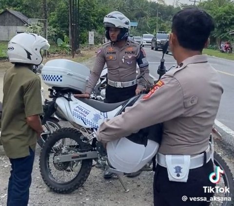 Viral Momen Polisi Bantu Antar Warga yang Motornya Bermasalah ke Rumah Sakit, Aksinya Tuai Pujian