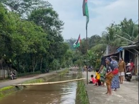 Viral Momen Warga Kompak Angkat Mobil yang Masuk ke Sungai, Aksinya Banjir Pujian