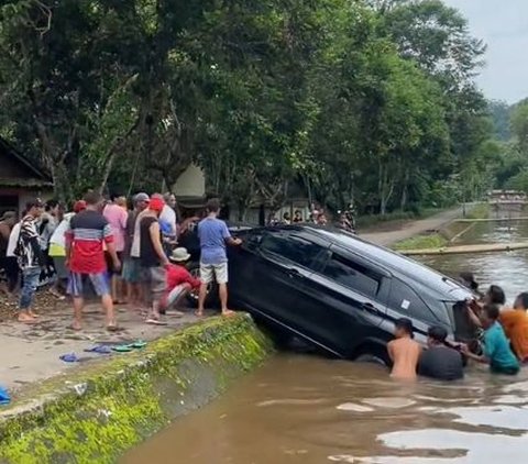Viral Momen Warga Kompak Angkat Mobil yang Masuk ke Sungai, Aksinya Banjir Pujian