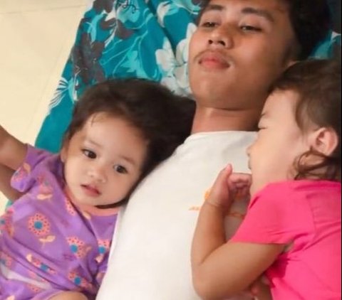 The Moment of Father's Surrender 'Held Hostage' by His Twin Daughters, Hilarious Unable to Move