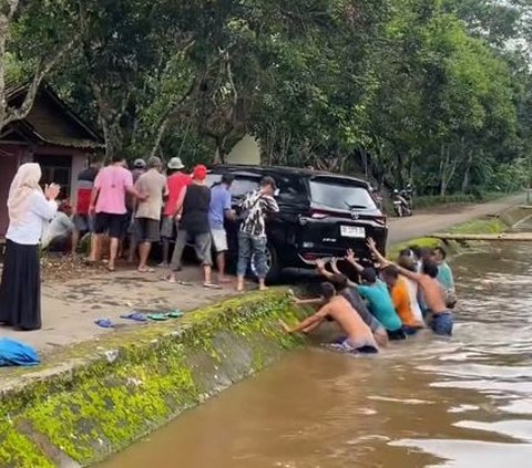Viral Momen Warga Kompak Angkat Mobil yang Masuk ke Sungai, Aksinya Banjir Pujian