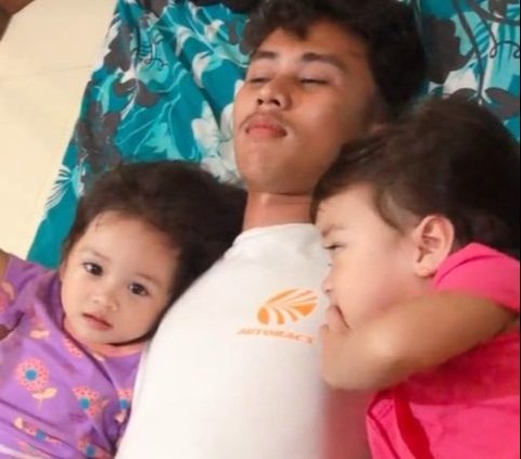 The Moment of Father's Surrender 'Held Hostage' by His Twin Daughters, Hilarious Unable to Move