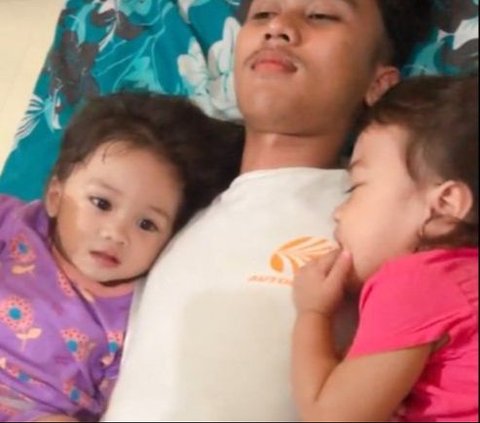 The Moment of Father's Surrender 'Held Hostage' by His Twin Daughters, Hilarious Unable to Move