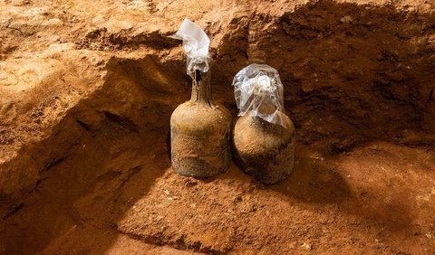 Para ahli di Mount Vernon pekan lalu mengatakan bahwa Beard dan arkeolog lainnya telah menemukan dua botol utuh yang masih berisi cairan dan beberapa buah ceri. Botol tersebut disebut dikubur sekitar 250 tahun yang lalu.<br>