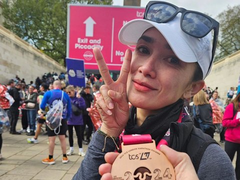 Foto-foto Andhika Pratama Beri Dukungan untuk Ussy Sulistiawaty yang Ikut Ajang London Marathon 2024, Mesra Banget!