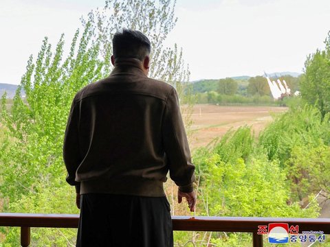 FOTO: Wajah Puas Kim Jong-un Luncurkan 