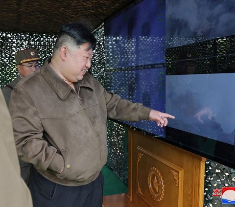 FOTO: Wajah Puas Kim Jong-un Luncurkan 