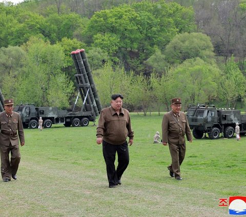 Kim Jong-un juga sempat menyatakan kepuasannya yang luar biasa saat memantau latihan serangan balik tersebut. Foto: STR / KCNA VIA KNS / AFP<br>
