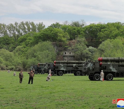 FOTO: Wajah Puas Kim Jong-un Luncurkan 