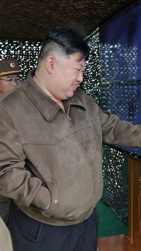 FOTO: Wajah Puas Kim Jong-un Luncurkan 