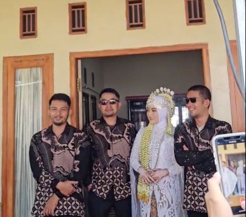 Viral Momen Haru Adik Bungsu Perempuan Menikah, Diantarkan Ketiga Kakak Laki-Lakinya