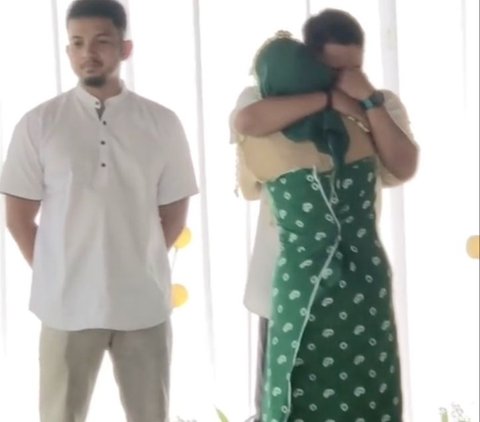 Viral Momen Haru Adik Bungsu Perempuan Menikah, Diantarkan Ketiga Kakak Laki-Lakinya