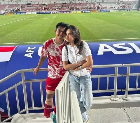 Portrait of Pratama Arhan and Azizah Salsha Displaying Affection at the Stadium, Making People Emotional