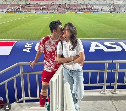 Portrait of Pratama Arhan and Azizah Salsha Displaying Affection at the Stadium, Making People Emotional