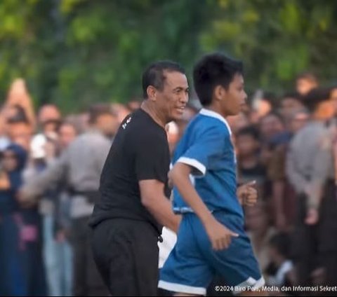 Momen Lucu Pak Bas Main Bola sama Jokowi, Mau Nendang Dipeluk Menteri dari Belakang