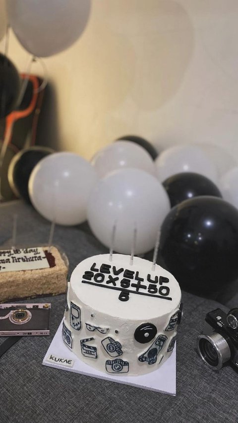 Terlihat bertema hitam putih, Adinda mendapat kue ulang tahun yang cukup unik. 