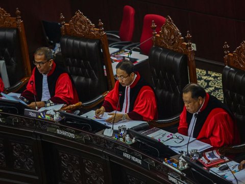 Mengingat Kembali 'Pedasnya' Dissenting Opinion Hakim MK Saldi Isra & Arief Hidayat di Putusan Batas Usia Cawapres