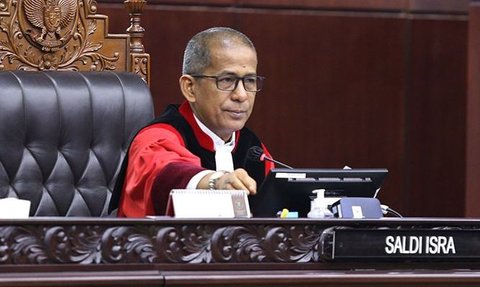 Mengingat Kembali 'Pedasnya' Dissenting Opinion Hakim MK Saldi Isra & Arief Hidayat di Putusan Batas Usia Cawapres