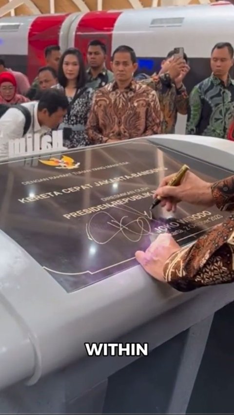 Foreigner Reveals Secret Code behind Jokowi's Signature, Political Connections to UGM Gang