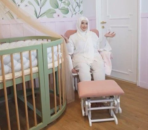 Room Tour for Tasyi Athasyia's 4th Child, Complete with Pink Decorations and a Breastfeeding Chair