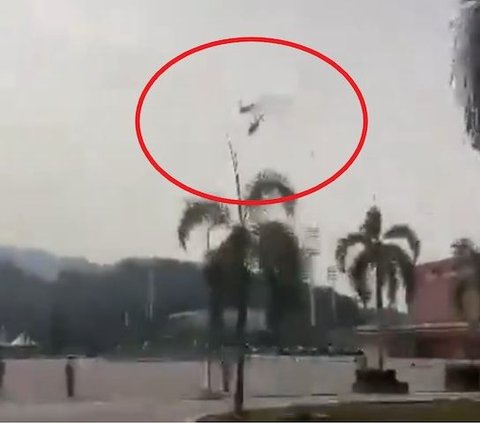 VIDEO Detik-Detik 2 Helikopter Militer Malaysia Tabrakan Lalu Jatuh Saat Latihan, 10 Tentara Tewas