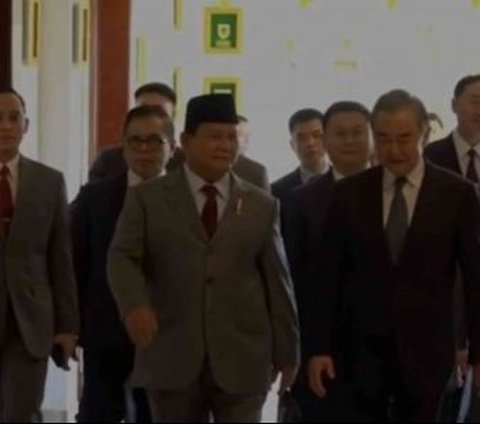 Ajudan sekaligus sekretaris Prabowo ini menarik perhatian publik dengan parasnya yang gagah dan rupawan.