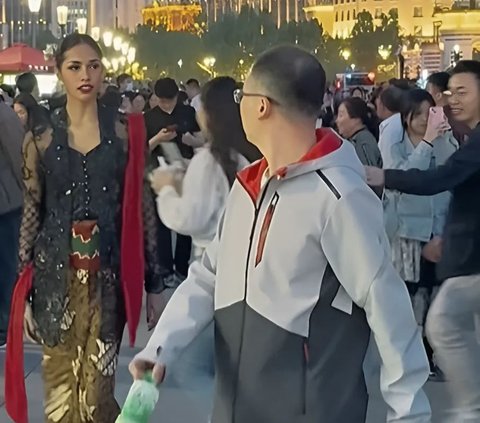 Chinese Citizens' Reaction to a Woman Wearing Kebaya Walking through a Crowd
