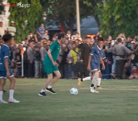 Funny Moment of Mr. Bas Playing Football with Jokowi, Trying to Kick the Ball but Unexpectedly Hugged by Someone