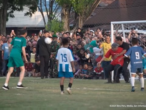 Funny Moment of Mr. Bas Playing Football with Jokowi, Trying to Kick the Ball but Unexpectedly Hugged by Someone