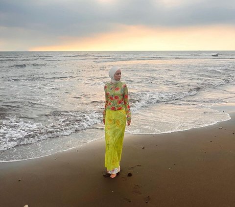 Colorful Style Inspiration at the Beach ala Tantri Namirah